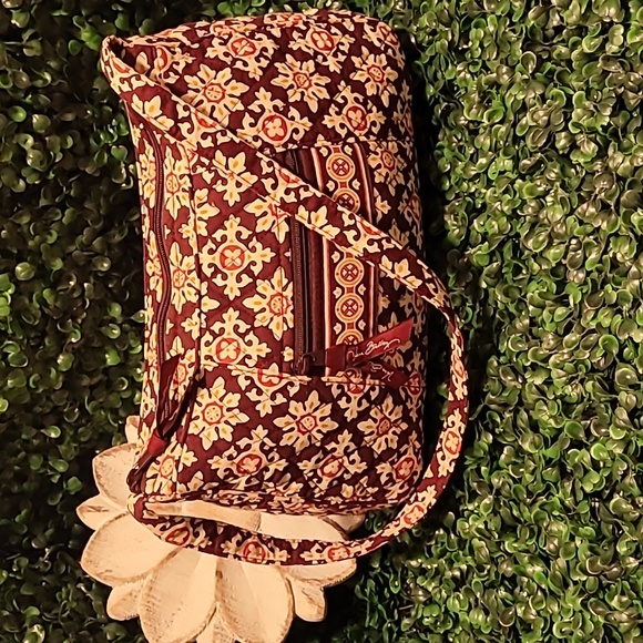 EUC, Retired Vera Bradley Burgandy Medallion Hobo Med Handbag - Picture 1 of 8